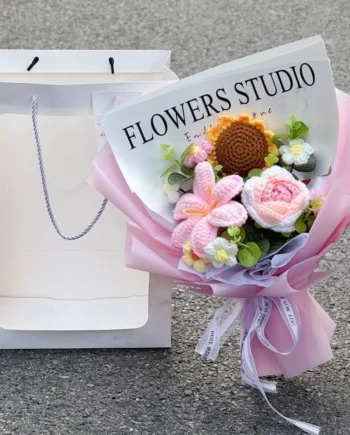 Hand-Knitted Wool Artificial Flower Bouquet l Crochet Flower Gift for Girlfriend, Handmade Decorative Bouquet
